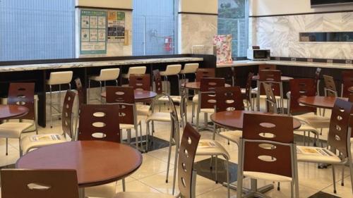 ein leeres Klassenzimmer mit Tischen und Stühlen in der Unterkunft Toyoko Inn Tsuruga Ekimae in Tsuruga