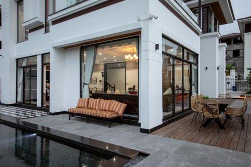 a living room with a couch and a table at Chuỗi Villa FLC (4 Ngủ, 5 Ngủ, 6 Ngủ) in Ha Long