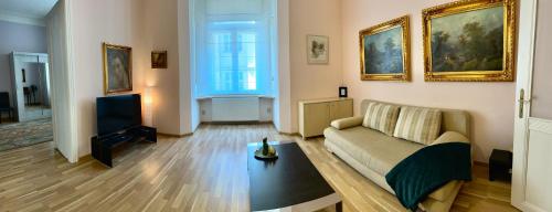 sala de estar con sofá y TV en Super Old Town en Praga