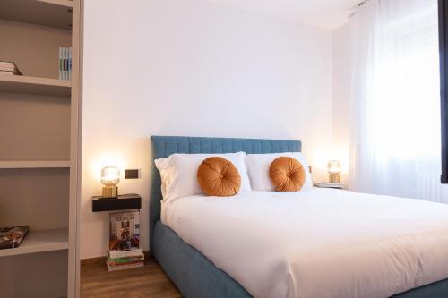 里米尼的住宿－[150 mt dal mare] FillYourHomeWithLove Apartment，卧室配有白色床和2个棕色枕头