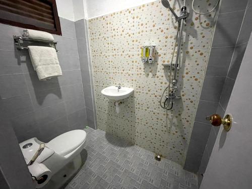 un piccolo bagno con servizi igienici e lavandino di OYO 92571 Zulyan Homestay Syariah a Bukittinggi