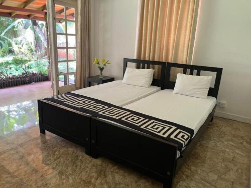 1 dormitorio con 2 almohadas en Olu Colombo Villa, en Colombo