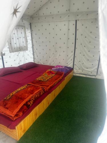 - une chambre avec un lit dans une tente dans l'établissement Bored Ape Jispa - Camp Site, à Jispa