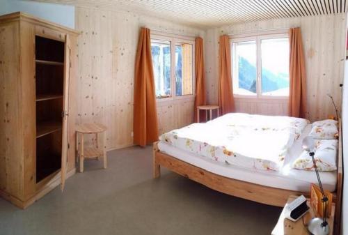 - une chambre avec un grand lit et une fenêtre dans l'établissement Rigi-Naturferien auf dem Bio-Bauernhof Oberebnet, à Vitznau