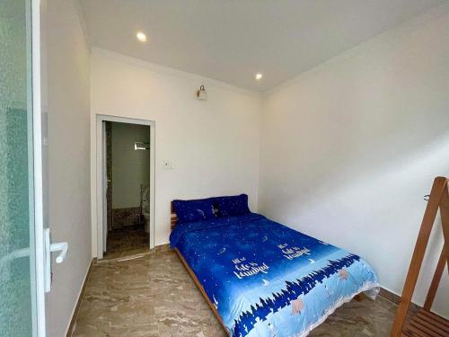 ein Schlafzimmer mit einem blauen Bett in einem Zimmer in der Unterkunft ViVu House2 in Da Thien