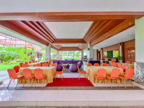 a large banquet hall with tables and chairs at Sekuro Village Beach Resort in Jepara