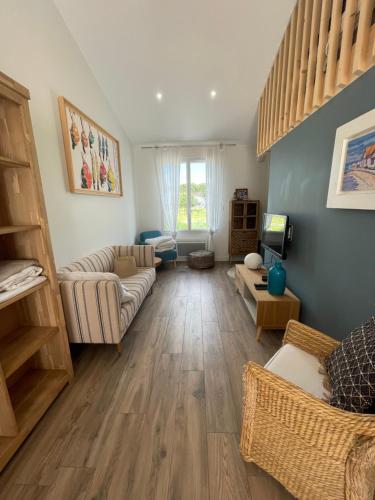 - un salon avec des canapés et un escalier dans l'établissement La Caravelle, à Saint-Gilles-Croix-de-Vie