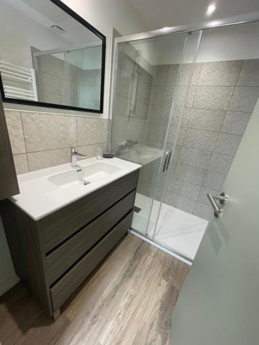 une salle de bain avec un lavabo et une douche dans l'établissement La Caravelle, à Saint-Gilles-Croix-de-Vie