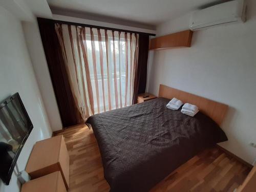 a bedroom with a bed with two towels on it at Ale Summer Suite in Mamaia