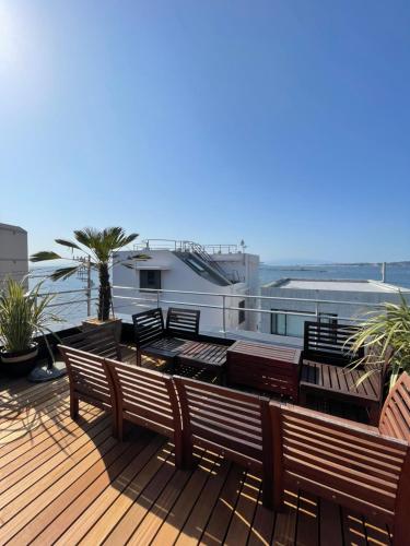 a deck with benches and a view of the ocean at 葉山THE TERRACE HOUSE in Hayama