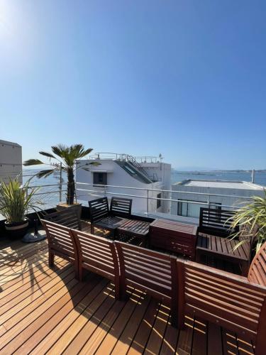 a deck with benches and a view of the ocean at 葉山THE TERRACE HOUSE in Hayama