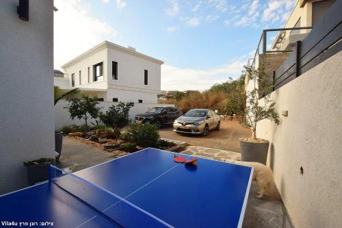 eine blaue Tischtennisplatte auf dem Balkon eines Hauses in der Unterkunft Allen suite in Migdal