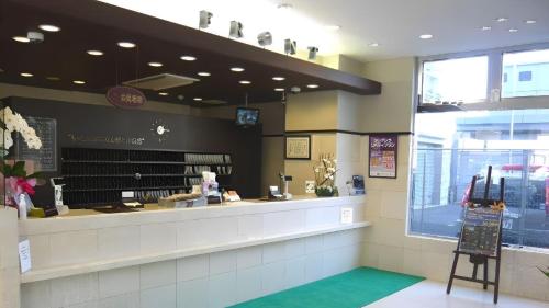 un restaurante de comida rápida con barra y ventana en Toyoko Inn Gifu-hashima-eki Shinkansen Minami-guchi, en Hashima