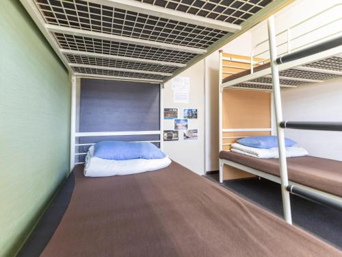a bunk bed room with two bunk beds in it at Omotenashi Hostel Miyajima in Hatsukaichi