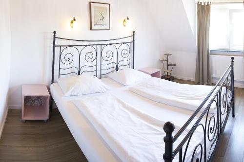 Säng eller sängar i ett rum på Weltempfänger Backpacker Hostel