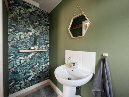 ein Badezimmer mit einem WC, einem Waschbecken und einem Spiegel in der Unterkunft 1A Smallbrook Cottages in Exeter