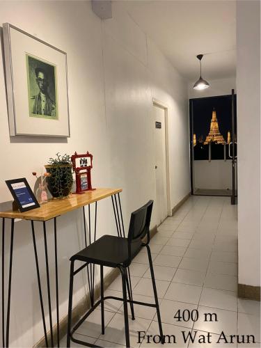 a table and a chair in a room at Baan Suandao Wat Arun in Bangkok