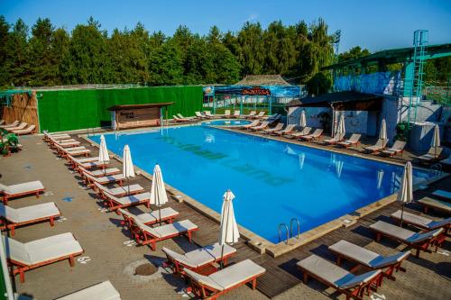 uma vista sobre uma grande piscina com espreguiçadeiras em Football Land em Almaty