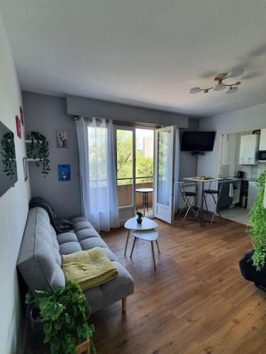 un salon avec un canapé et une table dans l'établissement Le studio du quai, à Charleville-Mézières