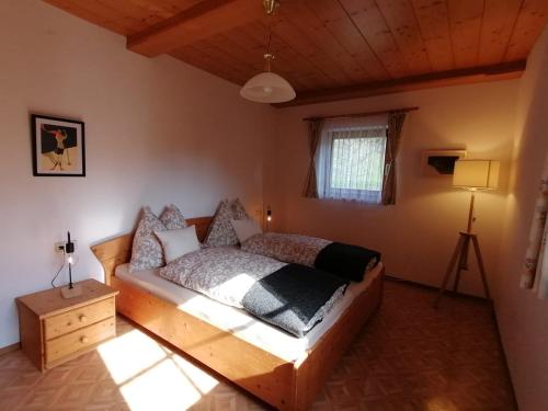 1 dormitorio con 1 cama en el centro de una habitación en Haus Obweg - Postalm, en Hallein