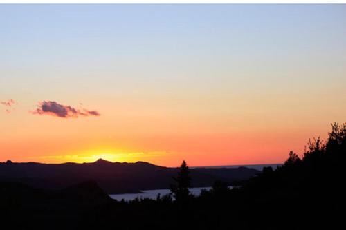 - un coucher de soleil sur les montagnes dans l'établissement Casa U Panurama, à Barbaggio
