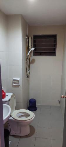 een badkamer met een roze toilet en een wastafel bij SetiaWalk pusat Bandar puchong in Puchong
