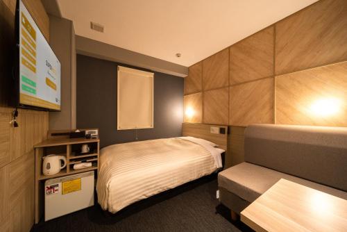 Ein Bett oder Betten in einem Zimmer der Unterkunft Super Hotel Shikoku-chuo
