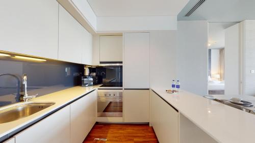 Virtuvė arba virtuvėlė apgyvendinimo įstaigoje Primestay - Index Tower 1Br in DIFC