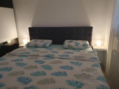 una camera con un letto con due cuscini sopra di Apartman Džakula a Zagabria