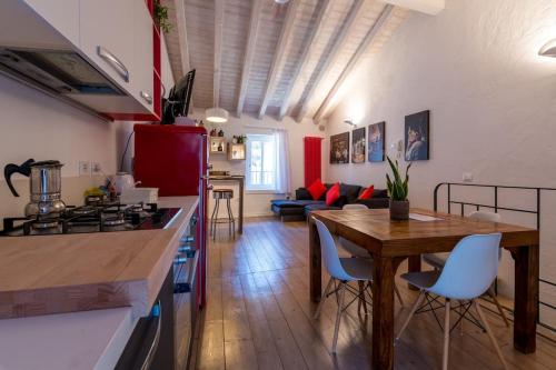 eine Küche und ein Wohnzimmer mit einem Tisch und Stühlen in der Unterkunft Piero Dry Gin Apartment in bedizzole