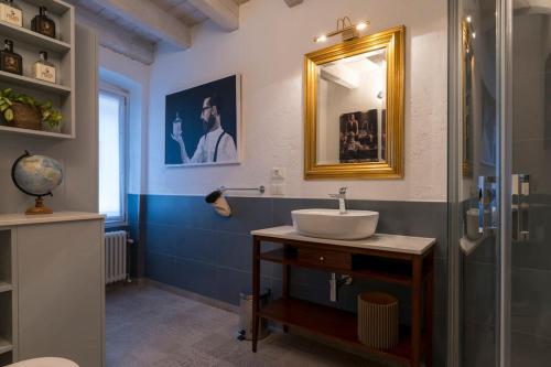 a bathroom with a sink and a shower at Piero Dry Gin Apartment in bedizzol