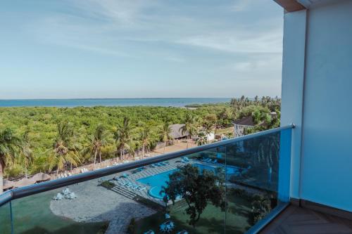 タンガにあるTanga Beach Resort & Spaのリゾートのバルコニーからビーチの景色を望めます。