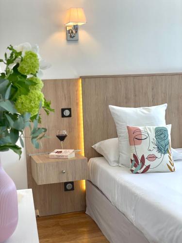 Hôtel Les Deux Coteauxにあるベッド