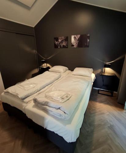 a bedroom with a large bed with towels on it at Traumhaftes Chalet am Veluwemeer, Bad Hoophuizen in Hulshorst