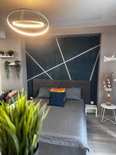 a bedroom with a bed and a large wall at Ayan Luxury By Complex Almar in Mamaia Sat/Năvodari