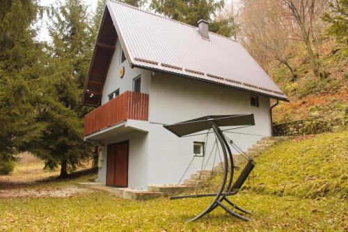 un pequeño edificio blanco con un telescopio delante en Villa Katharina, en Kakanj