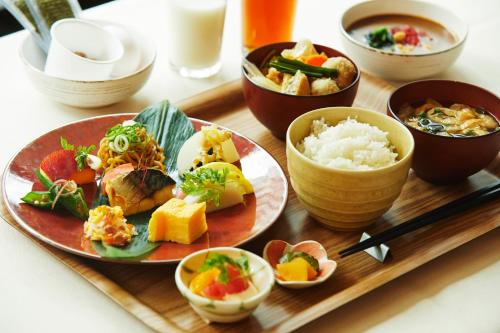 bandeja con platos de comida y tazones de arroz en hotel MONday Akihabara Asakusabashi, en Tokio