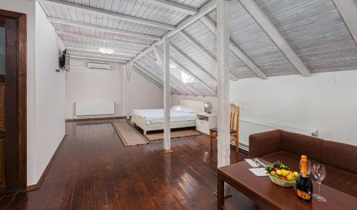 a living room with a bed and a table at Chateau Vartely in Orhei