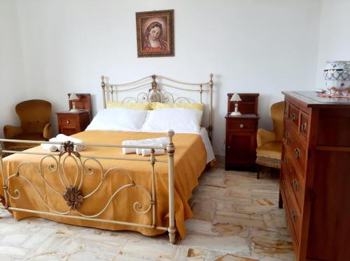 a bedroom with a bed and a dresser at Panoramica Casa Leo Riposto centro con parcheggio in Riposto