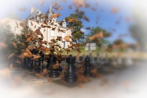 Un modèle de maison avec des feuilles volant autour d'elle dans l'établissement Le Petit Château des Cedres, à Mouchamps