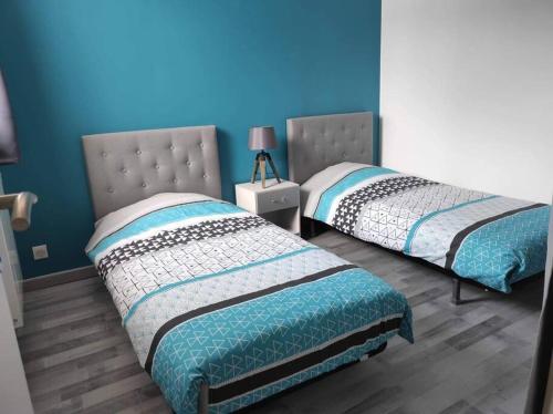 deux lits côte à côte dans une chambre dans l'établissement Maison Ville avec Patio entre Mer & Campagne, à Bacqueville-en-Caux