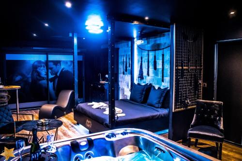 a room with a bath tub and a couch at Loveroom Very Good Trip chambre avec jacuzzi privatif in Staple