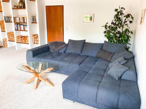 バート・イシュルにあるHaus Traun-Ufer - Riverside Townhouseのリビングルーム(青いソファ、テーブル付)
