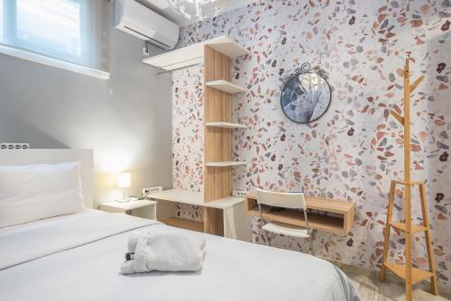 - une chambre avec un lit, un bureau et un mur dans l'établissement Welcoming Koukaki Home by Cloudkeys, à Athènes