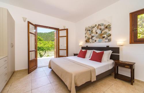 Katil atau katil-katil dalam bilik di Elia Beach Villa