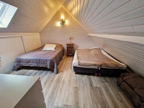 Cette chambre mansardée comprend 2 lits. dans l'établissement ZAGALA LA MAISON DE LA MONTAGNE, à Gèdre