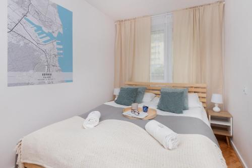 1 Schlafzimmer mit 2 Betten und einem Tablett auf dem Bett in der Unterkunft Cosy Apartment for 5 Guests Gdańsk Wrzeszcz by Renters in Danzig