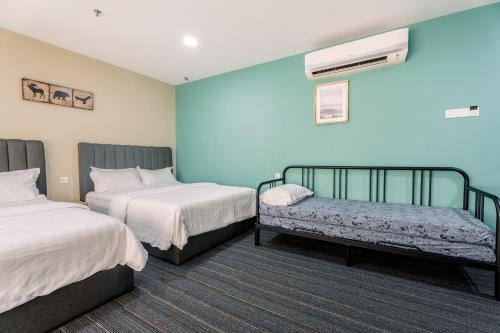 Postel nebo postele na pokoji v ubytování 3C HOTEL Setia Walk Puchong