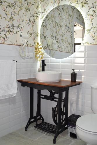 a bathroom with a sink and a mirror at Casa Rural VUT El Rincón de Eulogio in El Torno