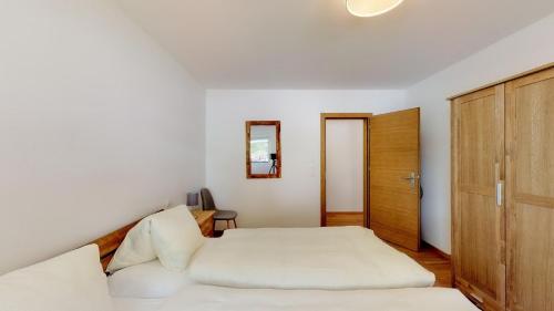 Postel nebo postele na pokoji v ubytování Apartment Laret Sur Via